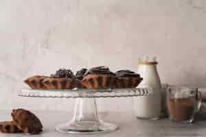 Foto gratuita muffin al cioccolato vista frontale con latte