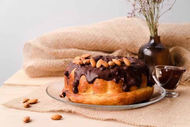 Foto gratuita vista frontale di topping al cioccolato con mandorle