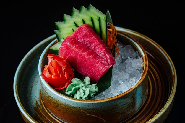 正面からみじん切りのきゅうりわさびと生姜の氷で赤みじん切り魚