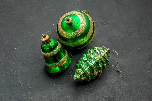 Foto gratuita giocattoli dell'albero di natale di vista frontale di colore verde