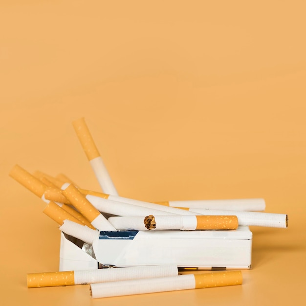 Вид спереди сигареты вредной привычки с копией пространства