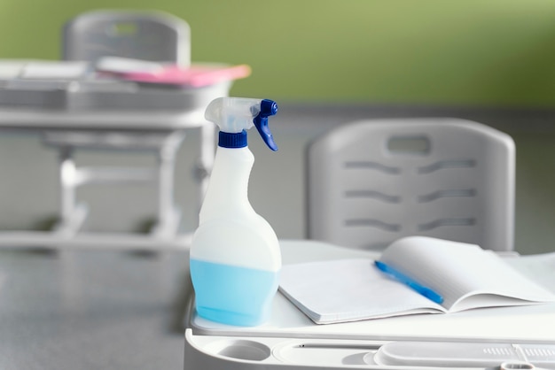 Vista frontale della soluzione detergente sul banco della scuola