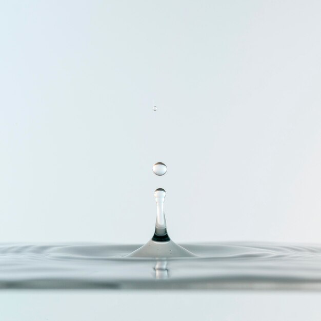 透明な液体と滴の正面図