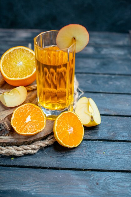 Free photo front view cocktail cut oranges and apples on wood board on dark isolated background