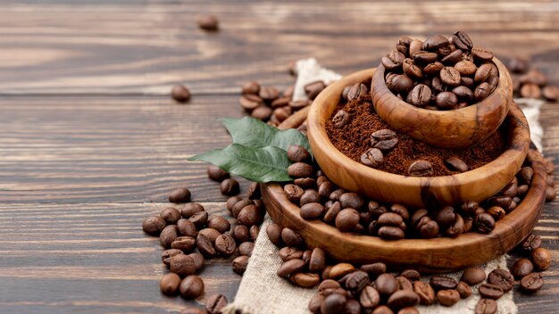 木製テーブルの上のコーヒー豆の正面図