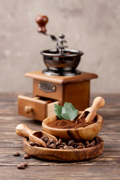 Вид спереди кофе концепции на деревянный стол