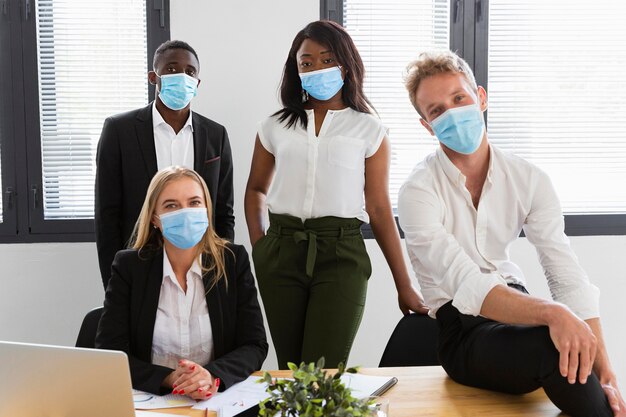 Vista frontale dei colleghi che lavorano durante il covid