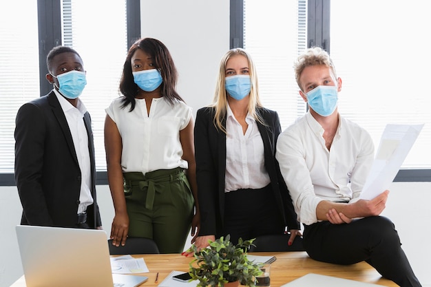 Foto gratuita vista frontale dei colleghi che lavorano durante il covid