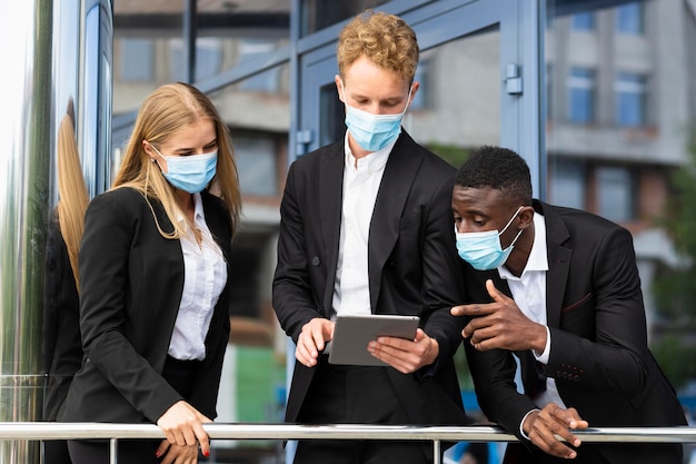 Foto gratuita vista frontale dei colleghi che lavorano durante il covid