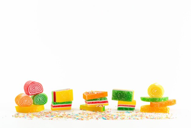 Вид спереди цветные сладкие с сахаром мармелады на белом, сладком цветном кондитерском конфитюре
