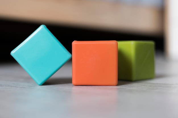 Вид спереди разноцветных кубиков на полу