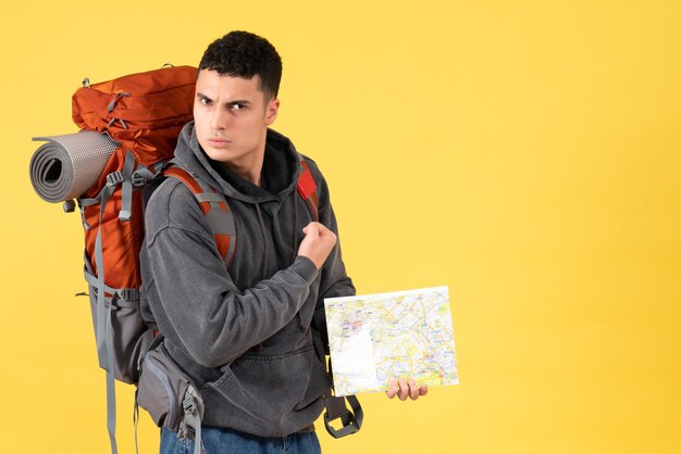 地図を保持しているバックパックと正面図自信を持って旅行者の男性