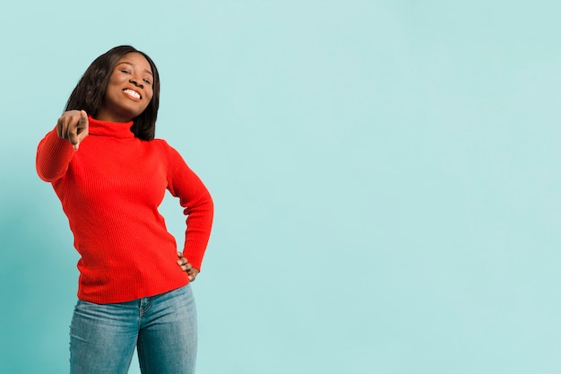 Free photo front view confident woman in studio