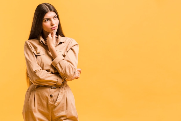 Free photo front view confident woman in studio