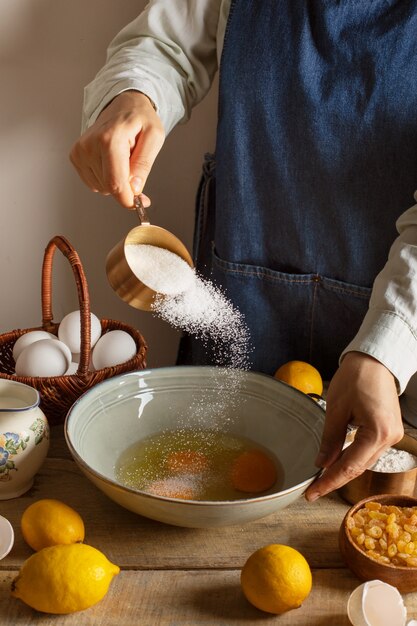 Повар, вид спереди, готовит вкусный десерт