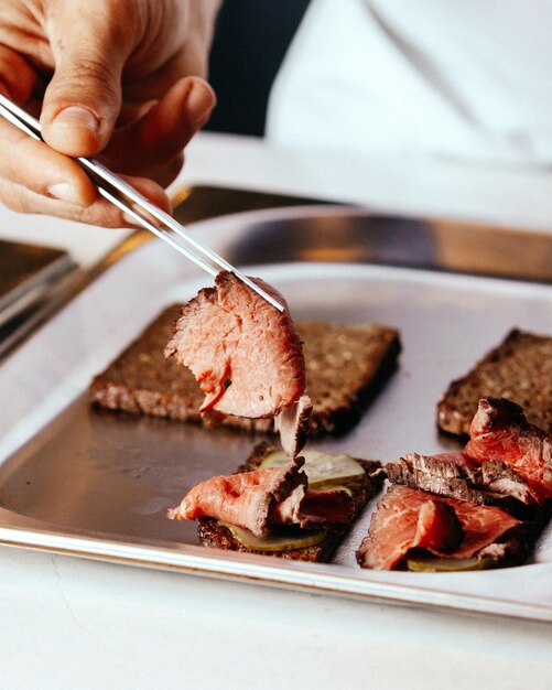 プレートフライ肉料理の食事の内側の食事をカバーする肉を準備する正面図クック