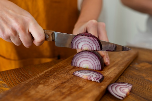 Foto gratuita cuoco di vista frontale che prepara pizza