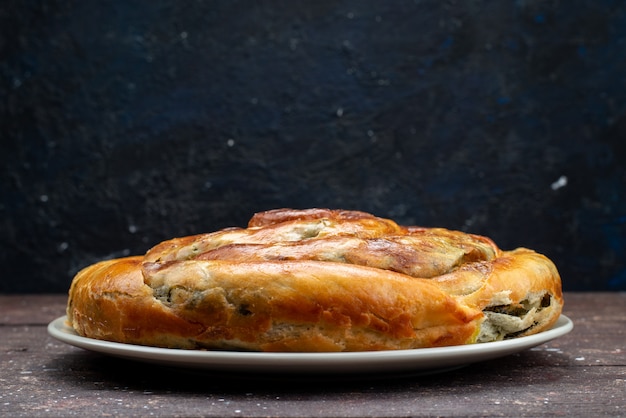 Foto gratuita vista frontale della pasticceria di verdure cotta all'interno del piatto bianco sulla superficie scura