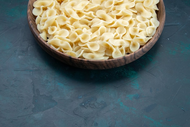 Vista frontale cucinata pasta italiana all'interno del piatto su oscurità