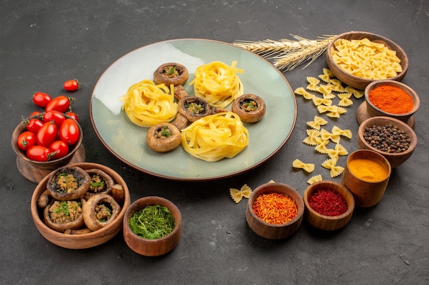 Foto gratuita pasto di funghi cotti vista frontale con condimenti sulla frittura di cena cibo pasto scrivania scura