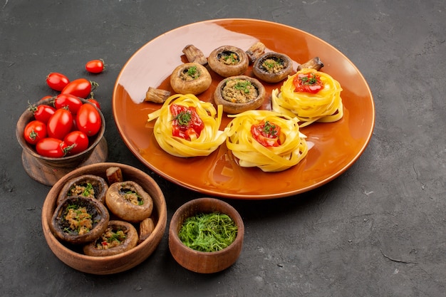 Foto gratuita vista frontale funghi cotti con pasta pasta sulla cena piatto pasto pasto cibo tavolo scuro