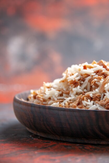 Вид спереди приготовленный рис с ломтиками теста на темной поверхности блюдо еда темная еда фото