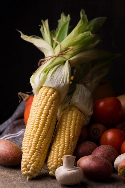 正面のトウモロコシと秋野菜のアレンジ