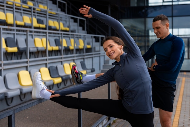 Foto gratuita coppia vista frontale facendo esercizi di allenamento