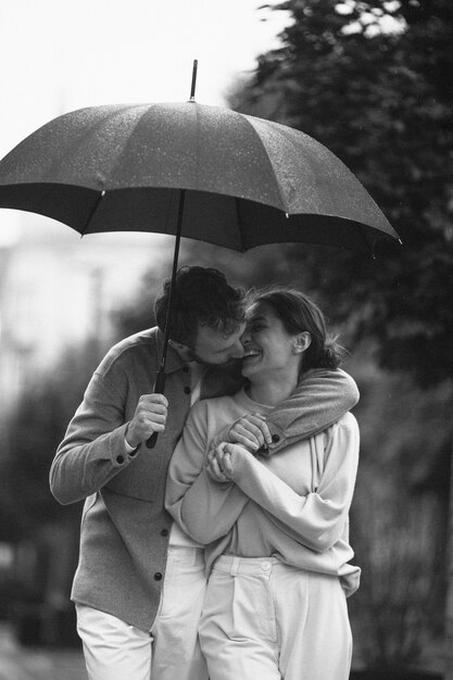 우산을 들고 걷는 전면 보기 커플