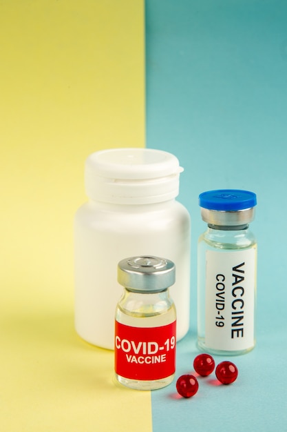 노란색-파란색 배경에 전면보기 covid- 백신 유행성 색상 건강 covid- 약물 바이러스 병원 과학