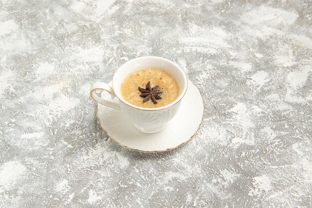 Чашка кофе, вид спереди на белой поверхности