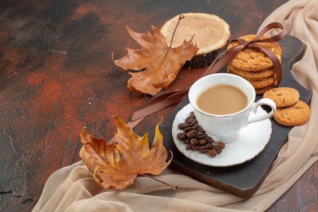ダークブラウンの背景にビスケットとコーヒーの正面のカップは、カップルの朝のクッキーの甘いケーキの色のお茶が大好きです