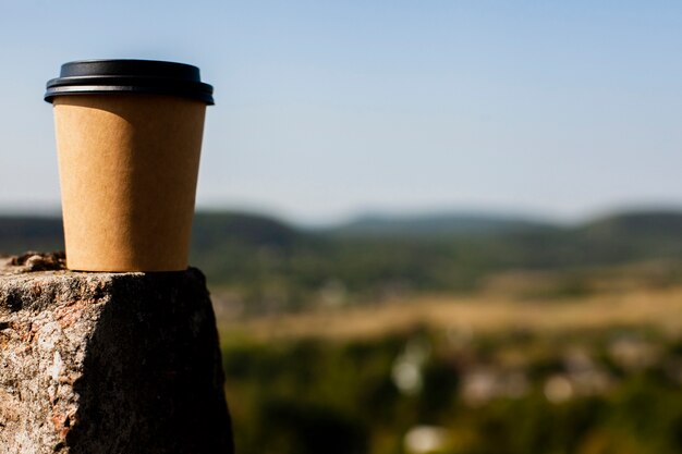 ぼかしの背景を持つコーヒーのフロントビューカップ