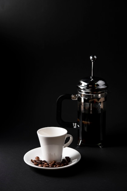 Foto gratuita vista frontale tazza di caffè con bollitore