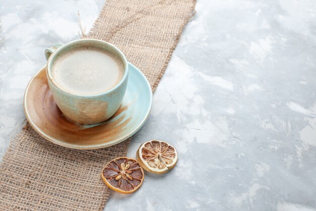 ライトデスクドリンクコーヒーミルクデスクエスプレッソアメリカーノのカップの中に牛乳とコーヒーの正面図