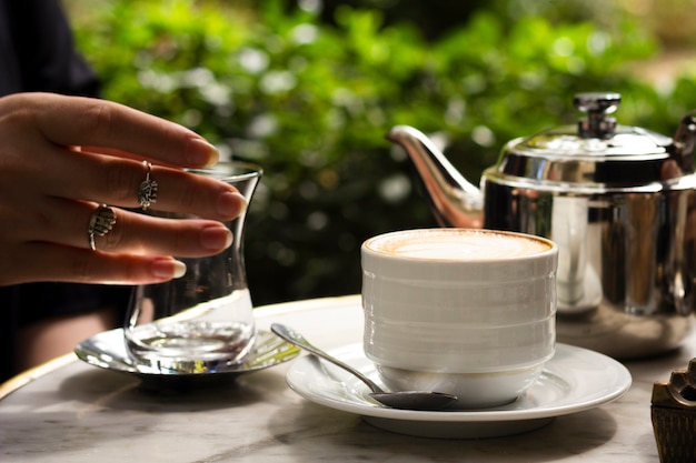 Foto gratuita vista frontale tazza di caffè