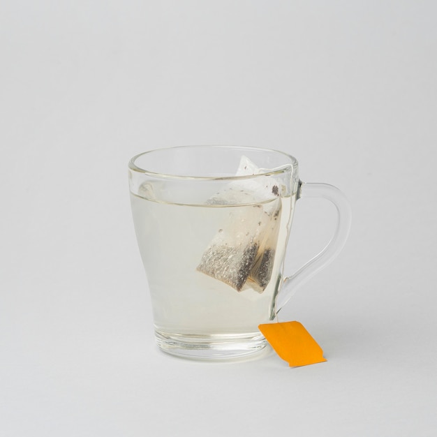 Чашка горячей воды и чая, вид спереди
