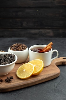 暗い​背景​に​紅茶​と​レモン​スライス​と​お茶​の​正面図​朝​の​コーヒー色​食事​テーブル​朝食​卵​家族