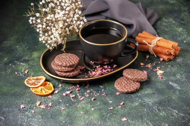 黒いカップとプレートの正面図のお茶の暗い表面の色のビスケットと砂糖朝食デザートケーキクッキーセレモニー