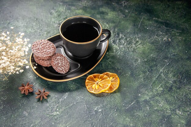 вид спереди чашка чая в черной чашке и тарелка с печеньем на темной поверхности цветное сахарное стекло завтрак десерт торт печенье свободное место
