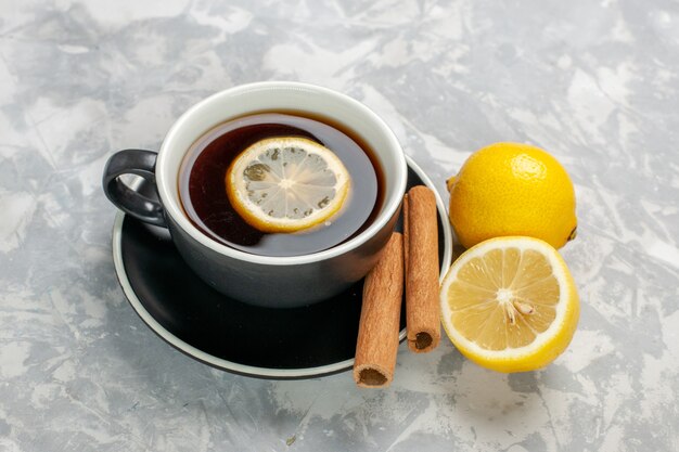 白い表面にシナモンとレモンとお茶の正面図