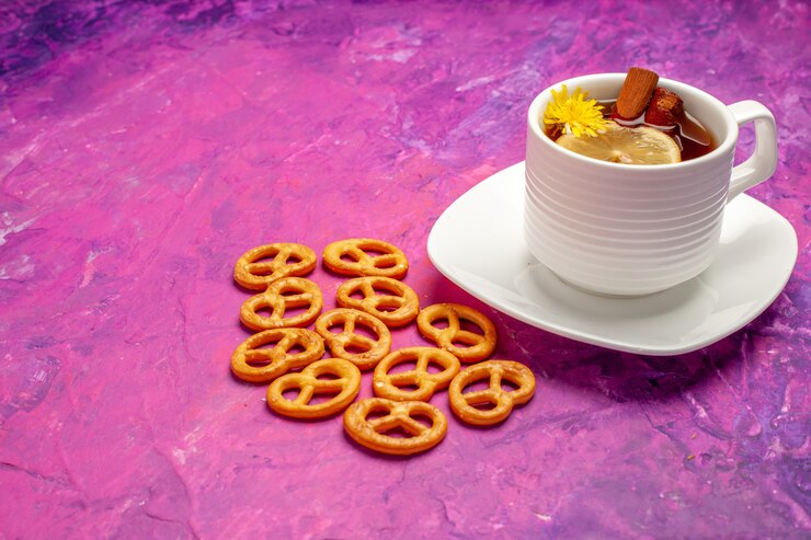 मुफ़्त फोटो front view cup of tea with crackers on a pink table lemon candy color tea