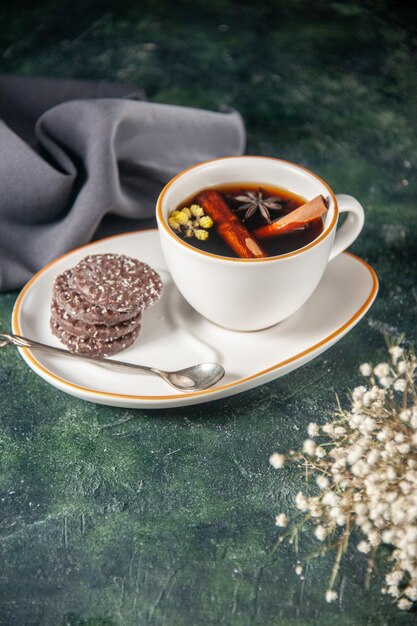 вид спереди чашка чая со сладким шоколадным печеньем в тарелке и подносе на темной поверхности стекло для церемонии сладкий завтрак цвет сахарного торта