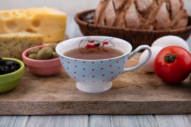 スタンドにトマトの鶏卵とオリーブとお茶の正面図