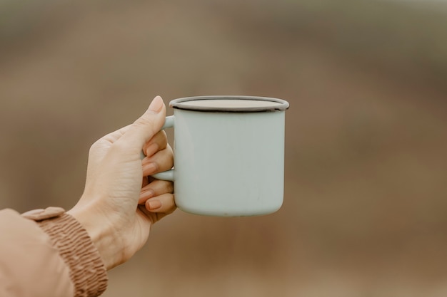 休憩のための熱いお茶とフロントビューカップ