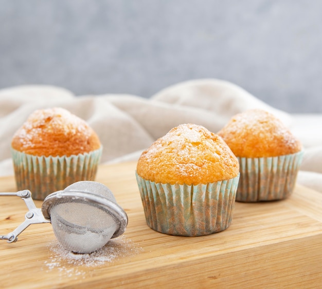 Foto gratuita cupcakes e zucchero di vista frontale