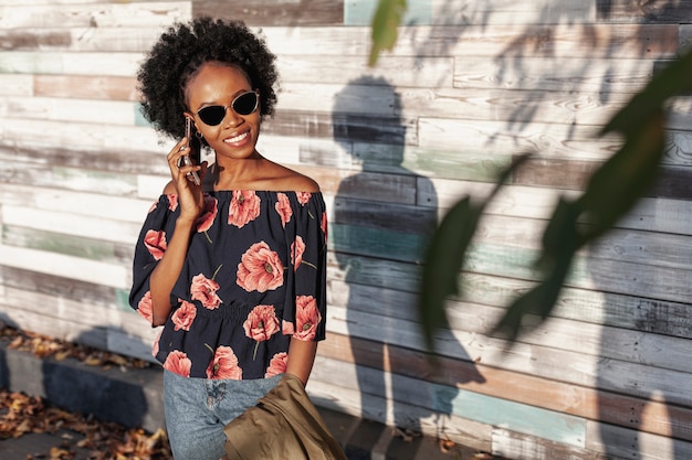 Free photo front view curly haired woman talking on the phone