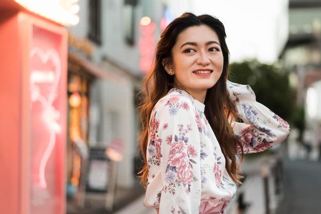 도쿄에서 귀여운 일본 여자의 전면보기