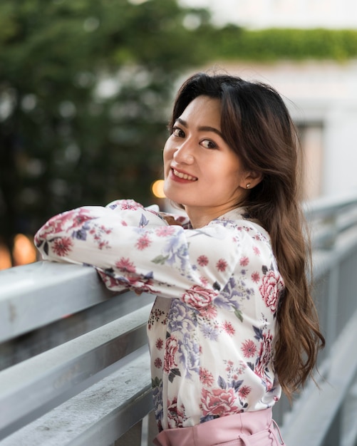 Free photo front view of cute japanese girl in tokyo