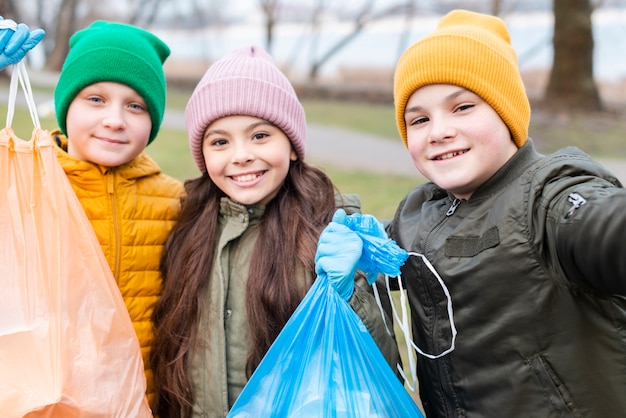 Foto gratuita vista frontale di simpatici bambini sorridenti